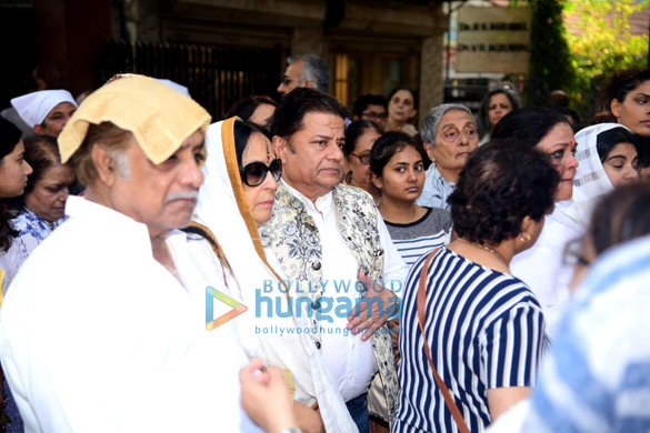 photos celebs attend shabana azmis mother shaukat azmis last rites 35