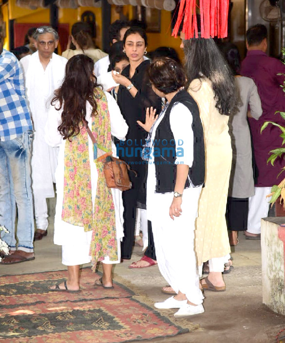 photos celebs attend shabana azmis mother shaukat azmis last rites 7