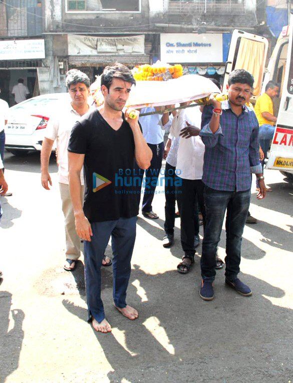 Photos: Celebs attend the funeral of Manish Malhotra’s father