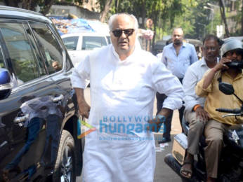 Photos: Celebs attend the funeral of Manish Malhotra’s father