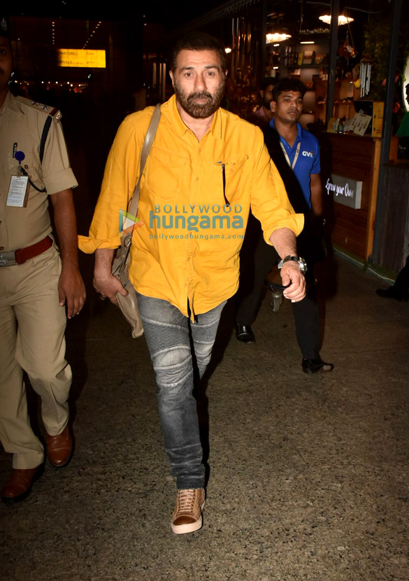 photos deepika padukone disha patani kangana ranaut and others snapped at the airport 4