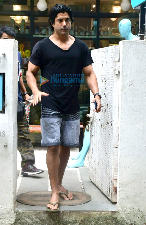 photos farhan akhtar snapped outside bblunt salon 3