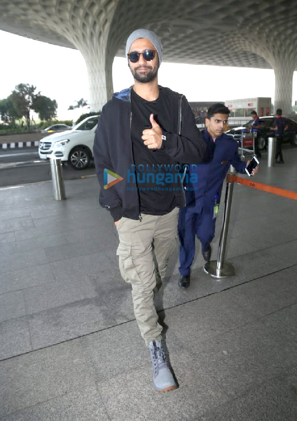 photos hrithik roshan mouni roy and vicky kaushal snapped at the airport 3