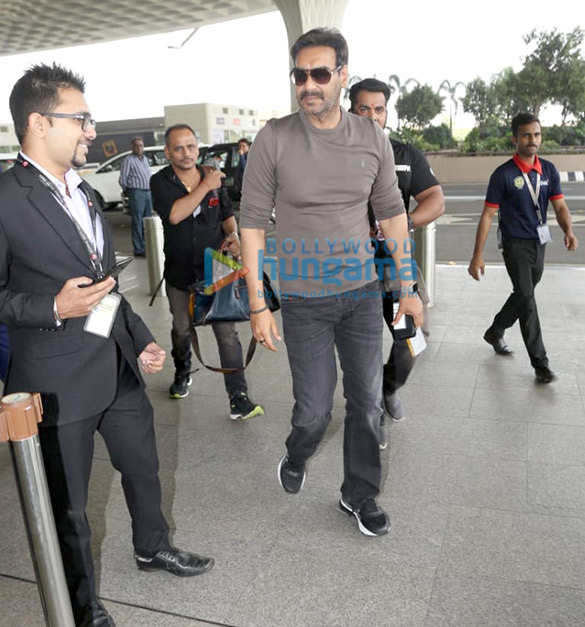 photos hrithik roshan sunny leone and ajay devgn snapped at the airport 3