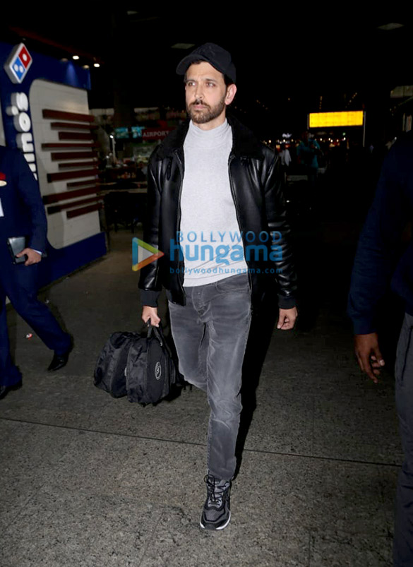 photos hrithik roshan snapped at the airport 3