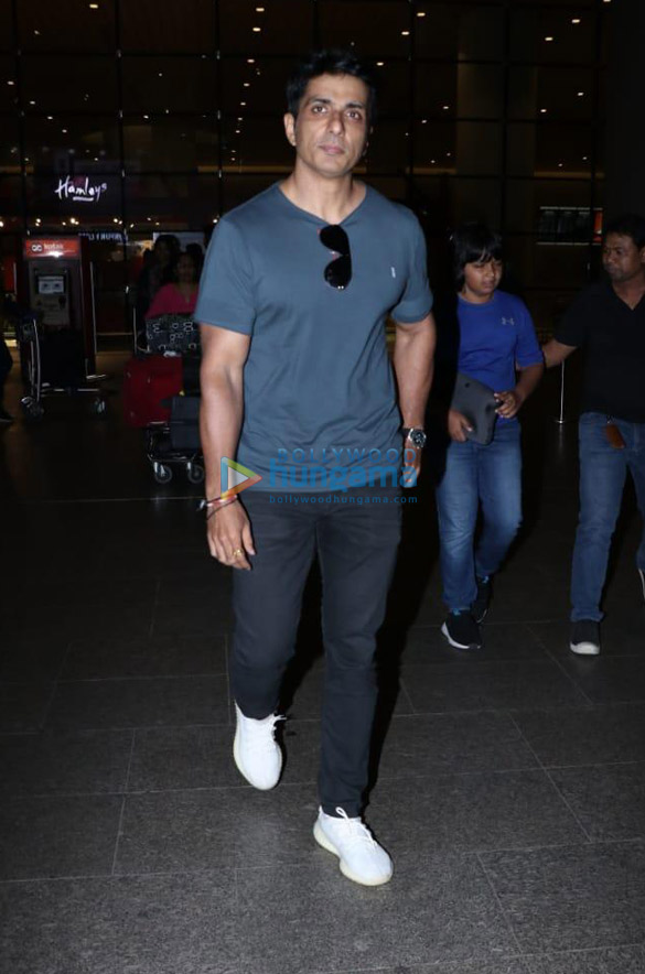 photos kareena kapoor khan hrithik roshan sunny leone and others snapped at the airport 2