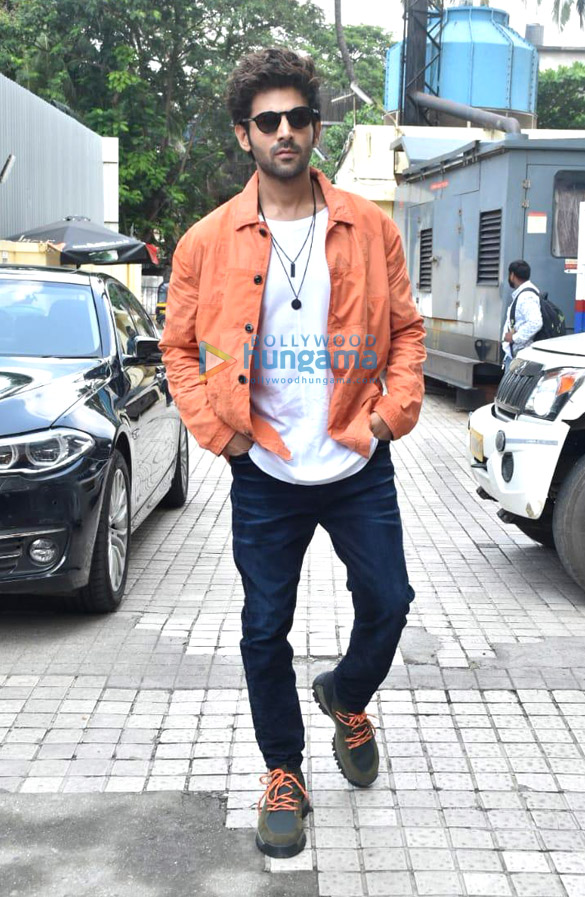 photos kartik aaryan ananya panday and others snapped at pati patni aur woh trailer launch 1