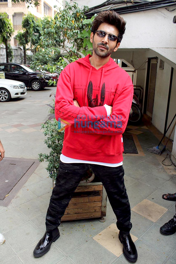 photos kartik aaryan bhumi pednekar and ananya panday snapped promoting their film pati patni aur woh at mithibai college 7