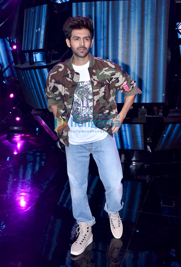 photos kartik aaryan bhumi pednekar and ananya panday snapped on sets of indian idol promoting their film pati patni aur woh 5