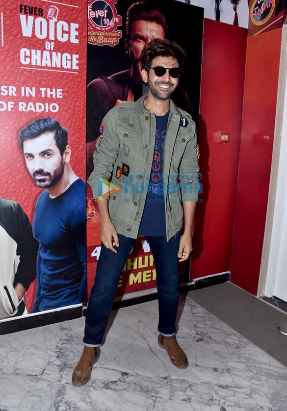 photos kartik aaryan bhumi pednekar and ananya panday snapped promoting their film pati patni aur woh at the fever 104 fm office 4