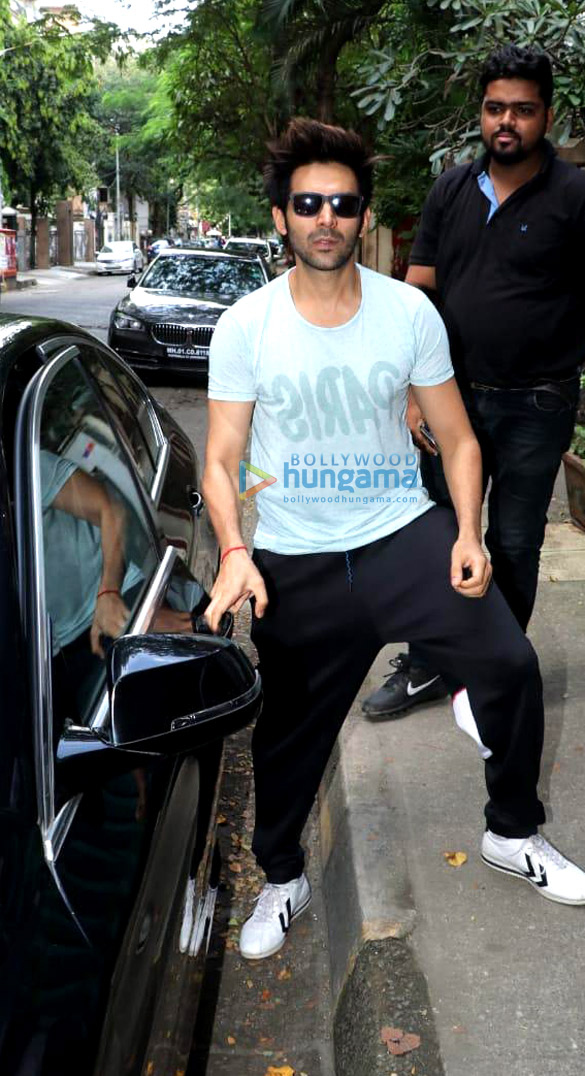 photos kartik aaryan snapped at bblunt salon in bandra 1