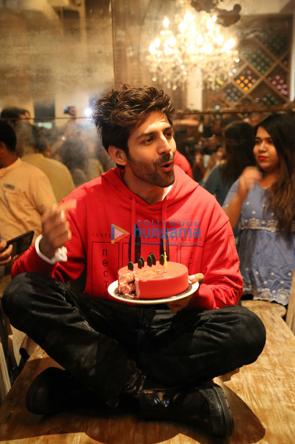 photos kartik aaryan snapped during his birthday celebration with fans 4