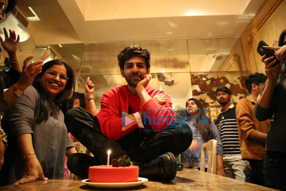photos kartik aaryan snapped during his birthday celebration with fans 5
