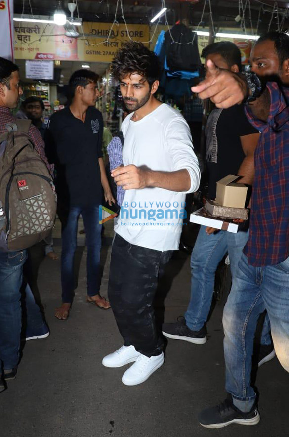 photos kartik aaryan snapped with his family at shani temple 6