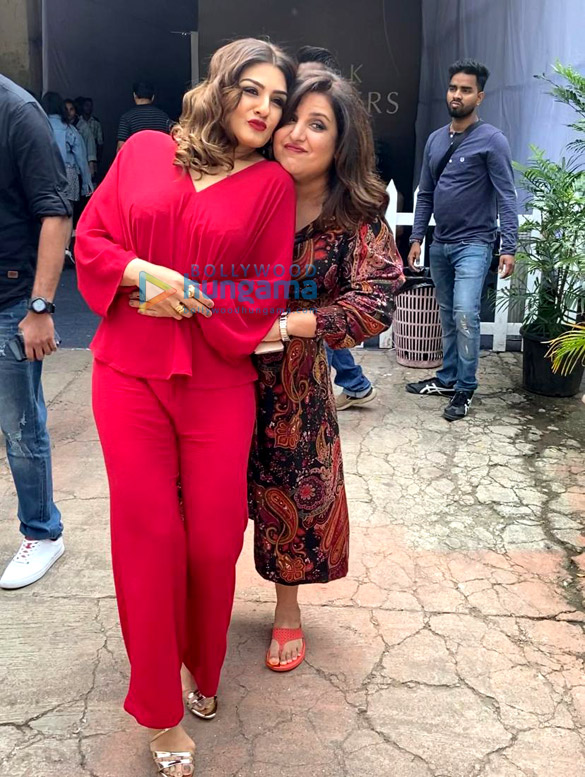 photos raveena tandon and farah khan snapped shooting for the show backbenchers 1