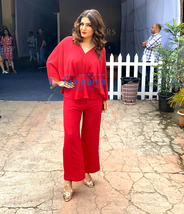 photos raveena tandon and farah khan snapped shooting for the show backbenchers 4