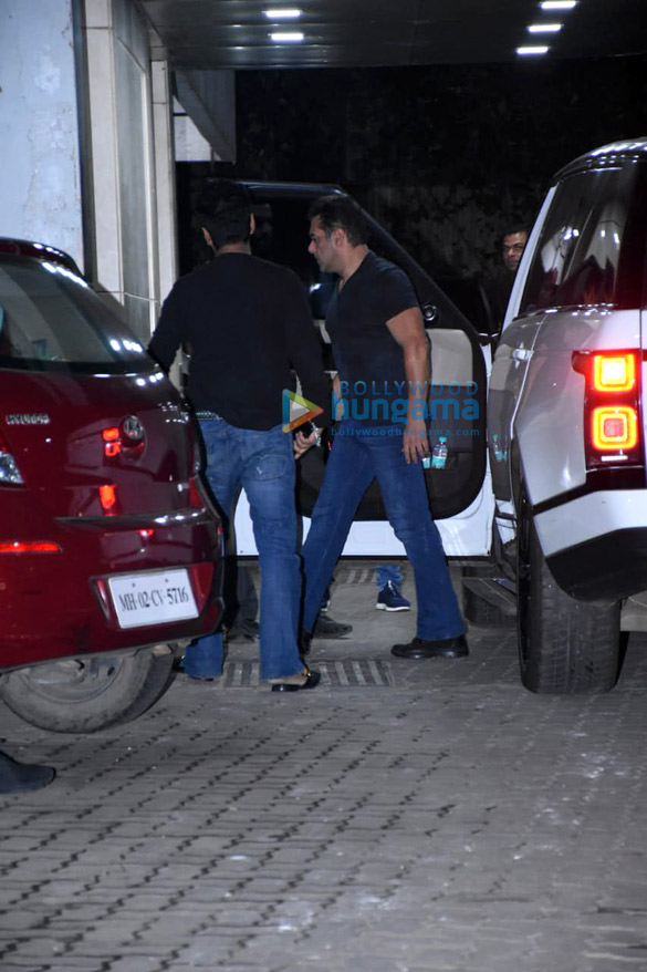 photos salman khan iulia vantur aayush sharma and others attend sohail khans house party 1