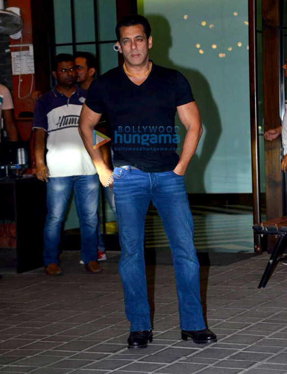Photos: Salman Khan, Karisma Kapoor, Arbaaz Khan and others snapped at Arpita Khan and Aayush Sharma’s wedding anniversary party Photos: Salman Khan, Karisma Kapoor, Arbaaz Khan and others snapped at Arpita Khan and Aayush Sharma’s wedding anniversary party
