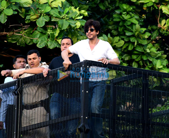 photos shah rukh khan greets the fans on his 54th birthday at mannat bandra 3