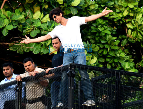 photos shah rukh khan greets the fans on his 54th birthday at mannat bandra 4