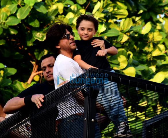 Photos: Shah Rukh Khan greets the fans on his 54th birthday at Mannat, Bandra