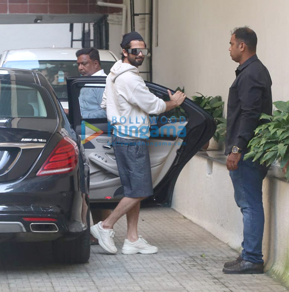 photos shahid kapoor snapped at old dharma office 1