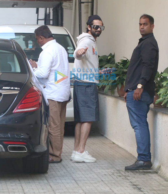 photos shahid kapoor snapped at old dharma office 2