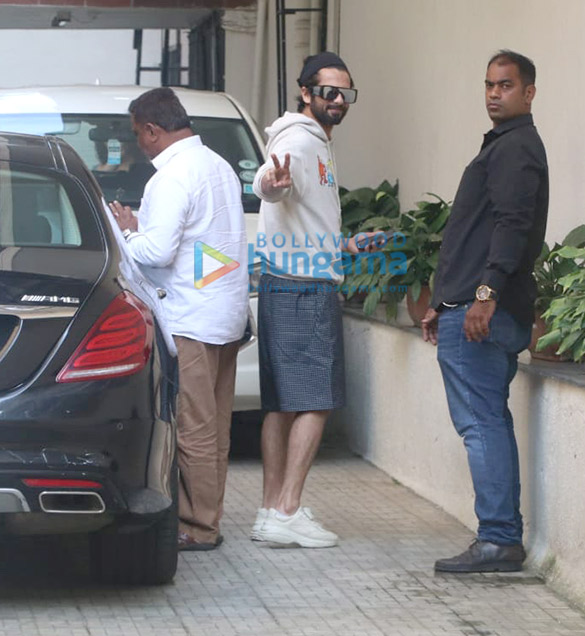 photos shahid kapoor snapped at old dharma office 3