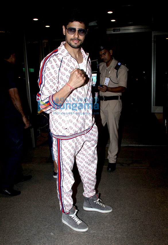 photos sidharth malhotra alia bhatt and riteish deshmukh snapped at the airport 4