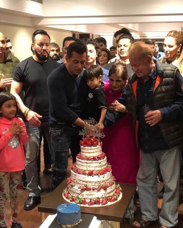 INSIDE PHOTOS & VIDEOS: Salman Khan rings in his 54th birthday with family; Katrina Kaif, Sonakshi Sinha attend the bash INSIDE PHOTOS & VIDEOS: Salman Khan rings in his 54th birthday with family; Katrina Kaif, Sonakshi Sinha attend the bash
