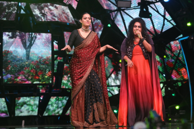 Kajol grooves to the beats of Awara Bhanwre on the sets of Indian Idol Season 11 Kajol grooves to the beats of Awara Bhanwre on the sets of Indian Idol Season 11
