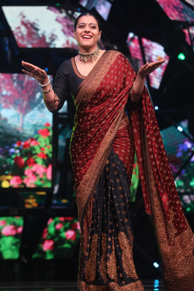 Kajol grooves to the beats of Awara Bhanwre on the sets of Indian Idol Season 11 Kajol grooves to the beats of Awara Bhanwre on the sets of Indian Idol Season 11