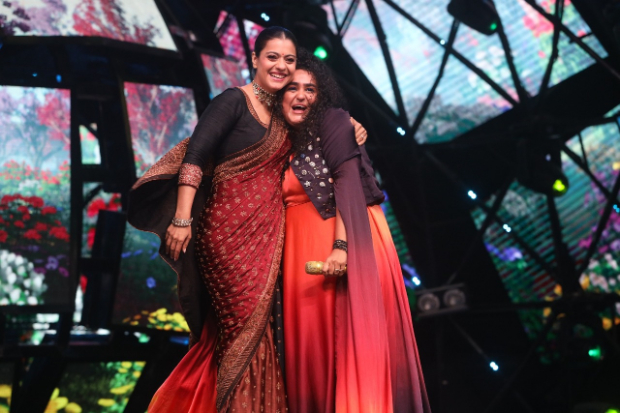 Kajol grooves to the beats of Awara Bhanwre on the sets of Indian Idol Season 11 Kajol grooves to the beats of Awara Bhanwre on the sets of Indian Idol Season 11