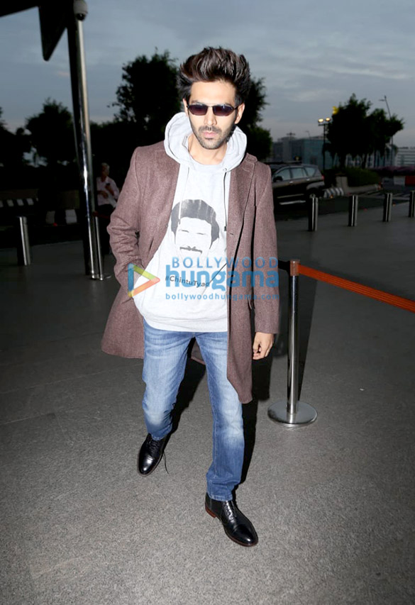 Photos: Kartik Aaryan, Ananya Panday, Bhumi Pednekar, Janhvi Kapoor and others snapped at the airport Photos: Kartik Aaryan, Ananya Panday, Bhumi Pednekar, Janhvi Kapoor and others snapped at the airport