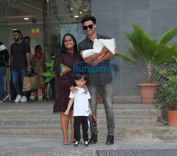 photos aayush sharma snapped with his wife arpita khan and his new born baby girl at hinduja hospital 2