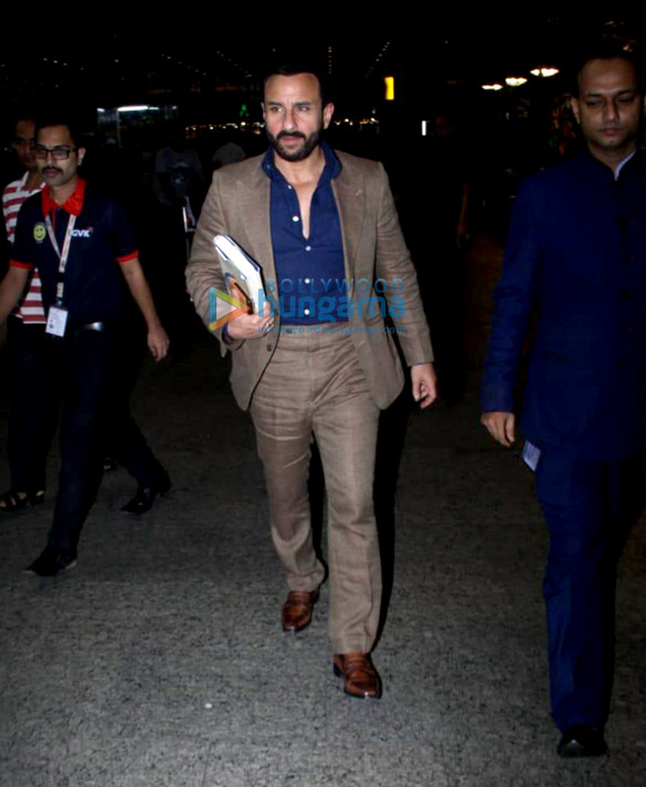 photos ajay devgn kajol saif ali khan snapped at the airport 4