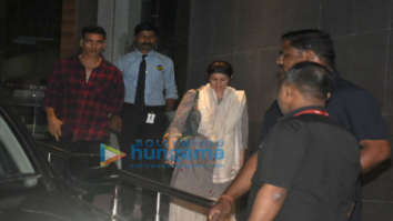 Photos: Akshay Kumar and Twinkle Khanna snapped at Hinduja Hospital