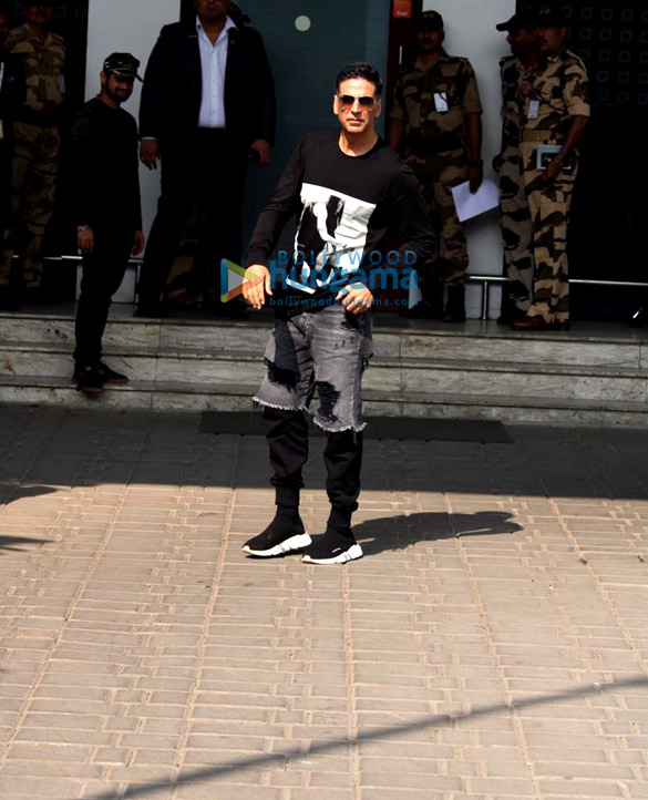 photos akshay kumar n kiara advani and diljit dosanjh at the airport 1