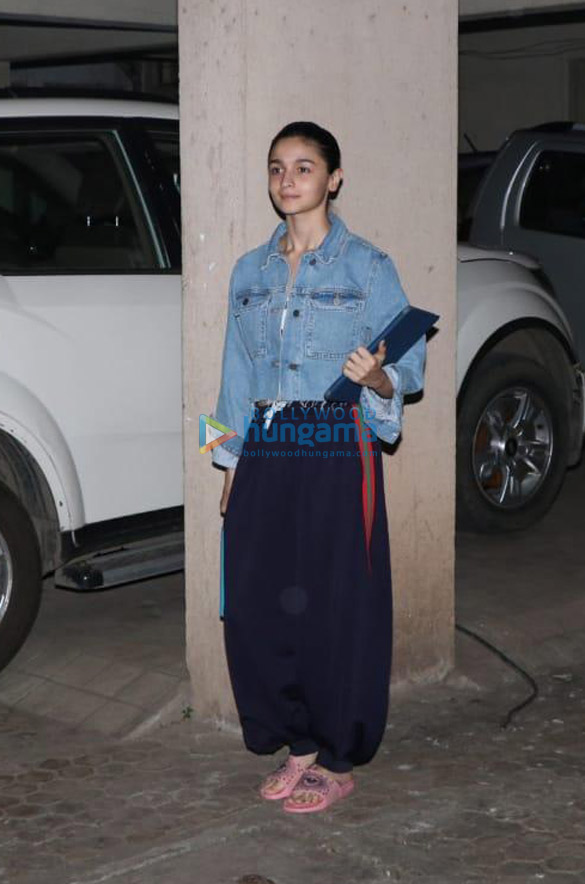 Photos: Alia Bhatt snapped at Sanjay Leela Bansali’s office in Juhu Photos: Alia Bhatt snapped at Sanjay Leela Bansali’s office in Juhu