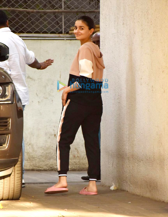 Photos: Alia Bhatt snapped at Sanjay Leela Bansali’s office in Juhu Photos: Alia Bhatt snapped at Sanjay Leela Bansali’s office in Juhu