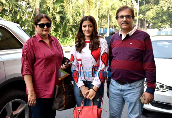 photos arjun kapoor sophie choudry and others snapped at the airport 5