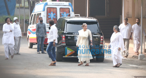 photos celebs attend the funeral of twinkle khannas grandmother betty kapadia 2