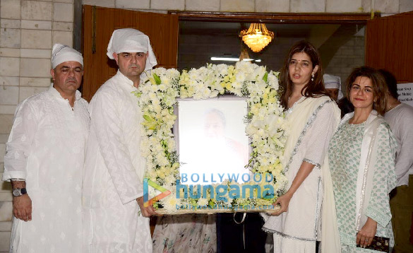 photos dabboo ratnani and family snapped during the prayer meet of his mother prabha ratnani 1