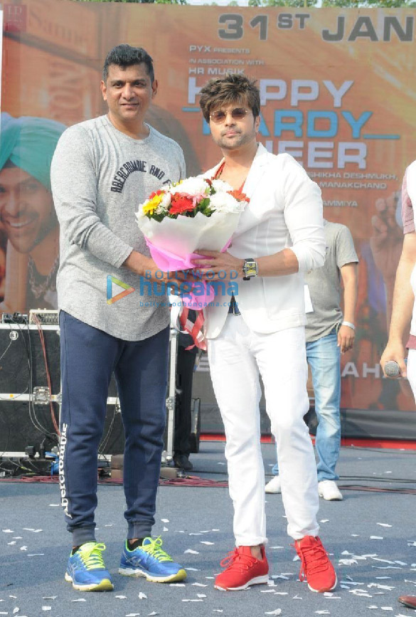 photos himesh reshammiya performs live in concert with a phenomenal crowd of 50000 for his film happy hardy and heer 1