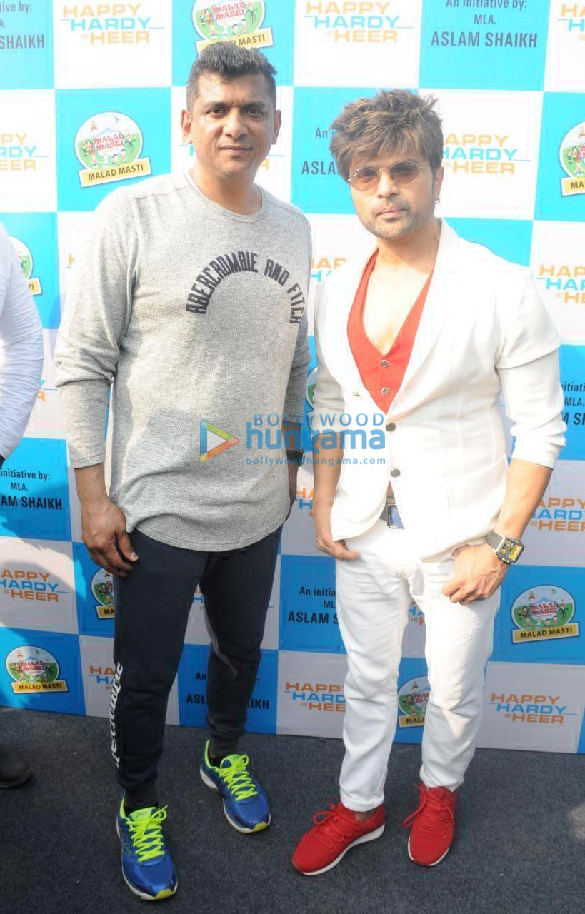 photos himesh reshammiya performs live in concert with a phenomenal crowd of 50000 for his film happy hardy and heer 2
