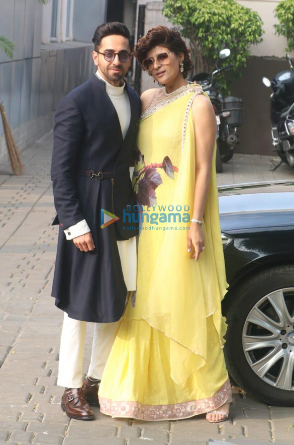 photos hrithik roshan sonam kapoor ahuja and others snapped at the airport 001
