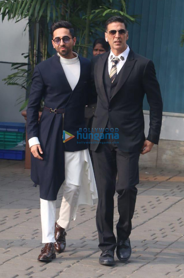 photos hrithik roshan sonam kapoor ahuja and others snapped at the airport 002