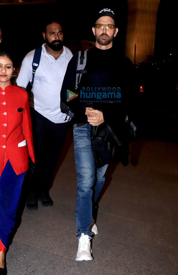 photos hrithik roshan sonam kapoor ahuja and others snapped at the airport 1