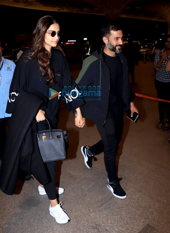 photos hrithik roshan sonam kapoor ahuja and others snapped at the airport 2