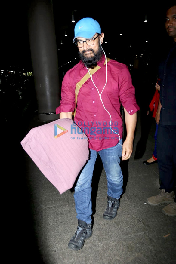 photos hrithik roshan sonam kapoor ahuja and others snapped at the airport3 1